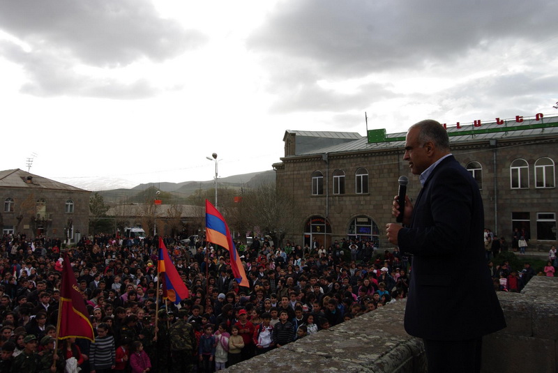 Րաֆֆի Հովհաննիսյան. «Պետք է պարզվի միայն մեկ դրոշ` ՀՀ եռագույնը»