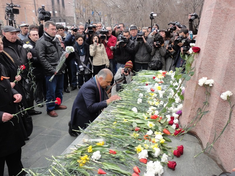 Րաֆֆի Հովհաննիսյանը հարգանքի տուրք մատուցեց մարտի 1-ի զոհերի հիշատակին